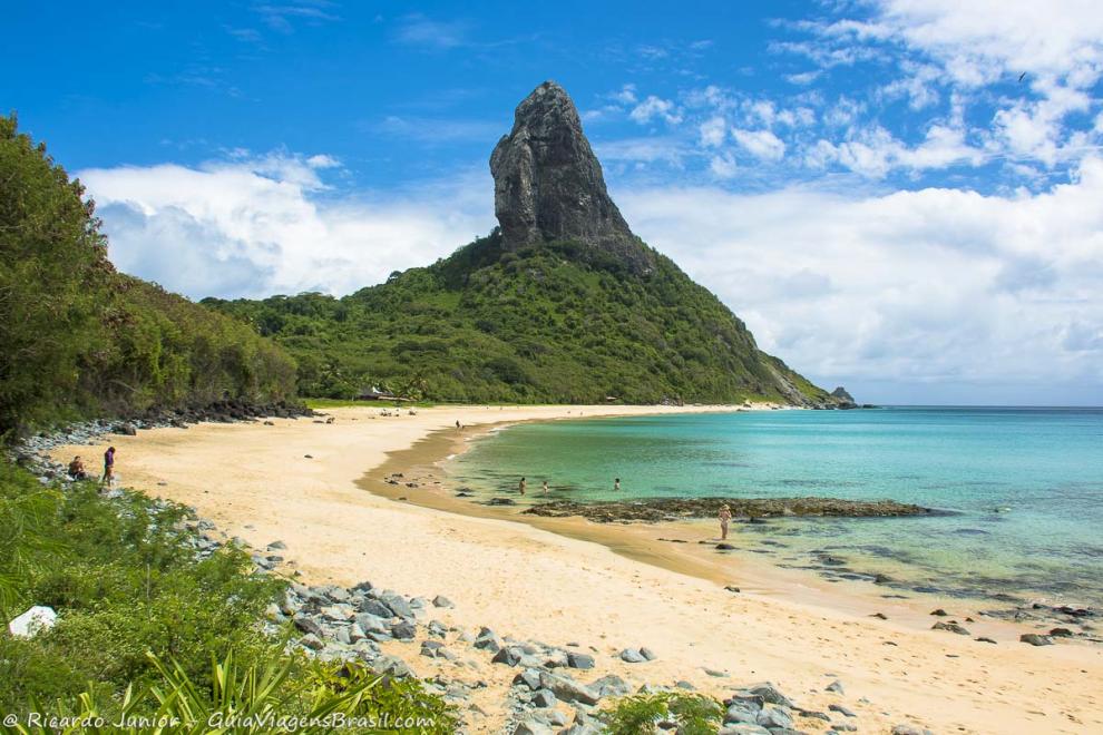 Imagem das pedras ao longo da Praia da Conceição.